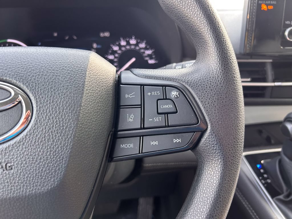 Used 2025 Toyota Sienna LE FWD image 31