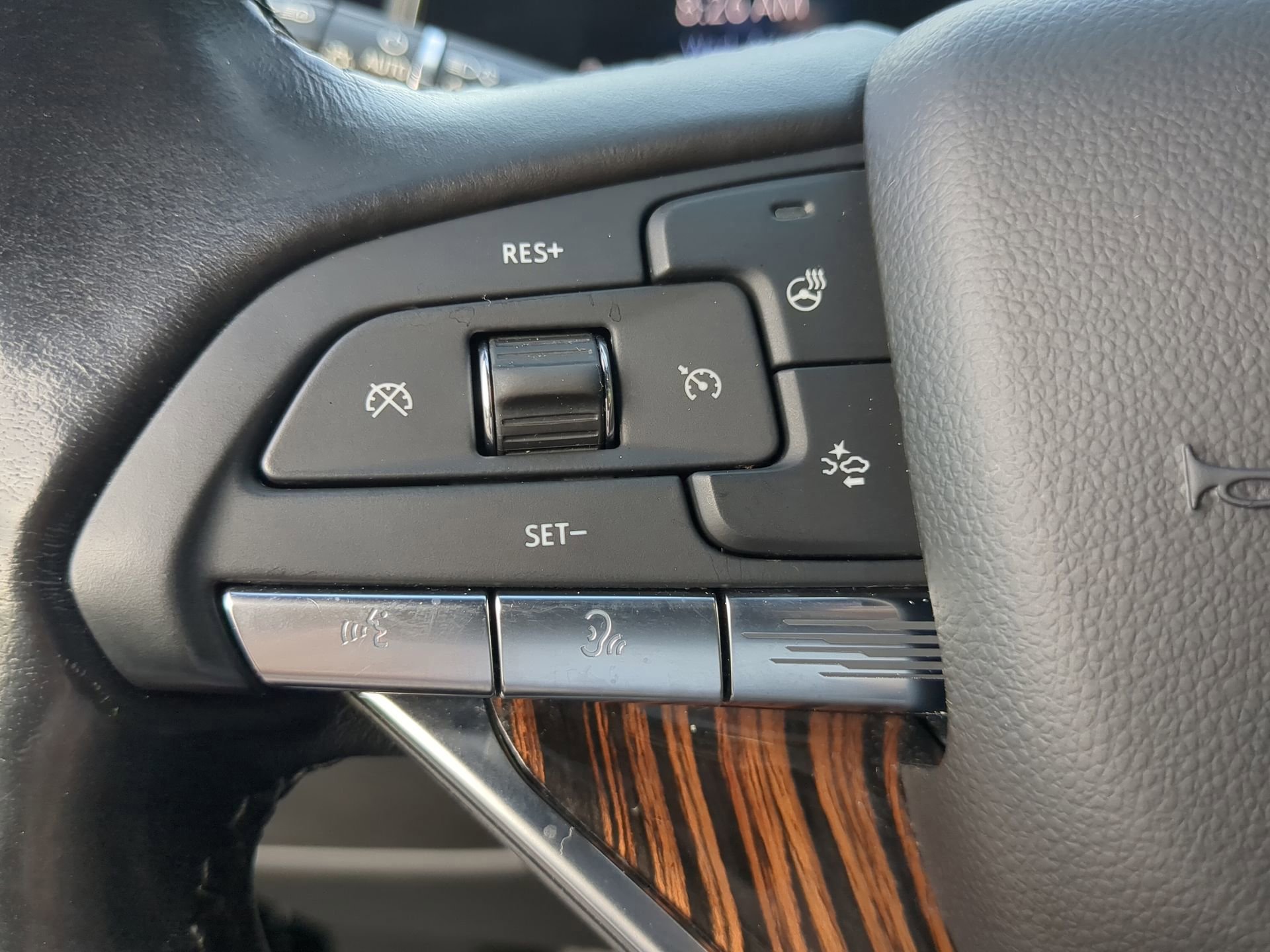 Used 2021 Cadillac Escalade ESV Premium Luxury AWD/4WD image 69