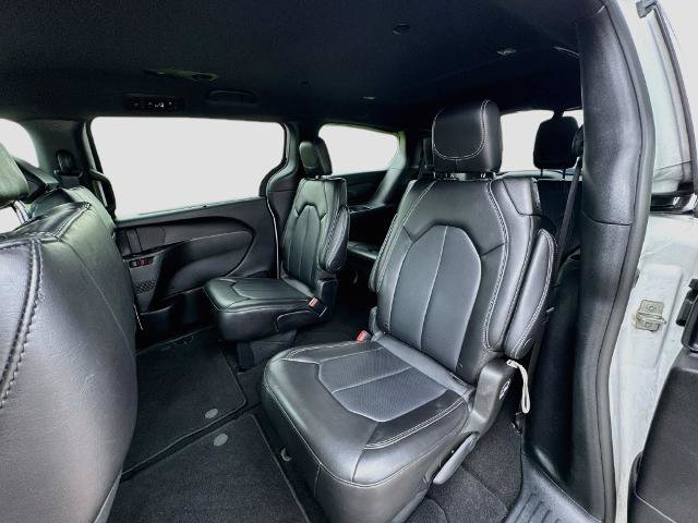 Used 2025 Chrysler Pacifica Select FWD image 19
