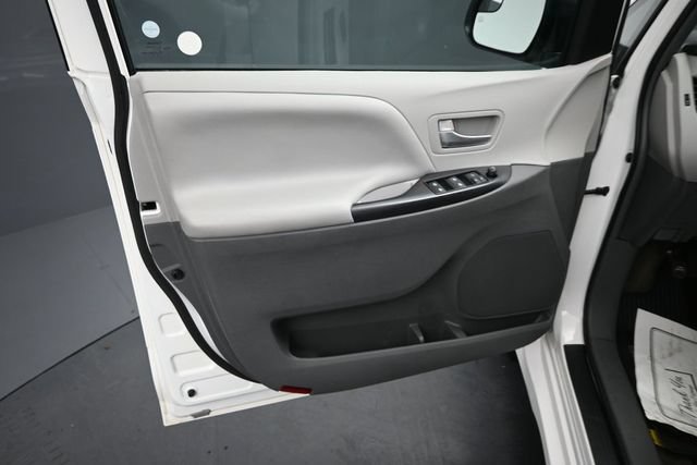Used 2018 Toyota Sienna LE FWD image 19