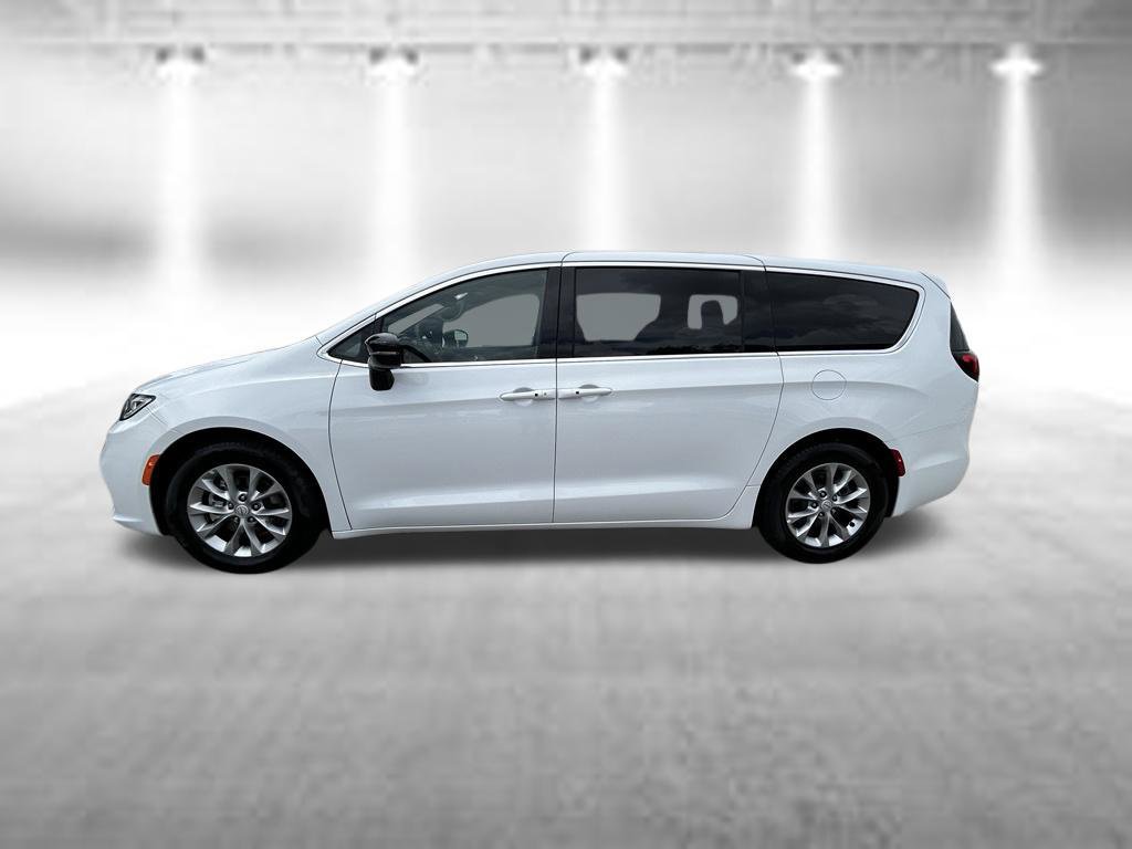 Used 2026 Chrysler Pacifica Limited FWD image 8