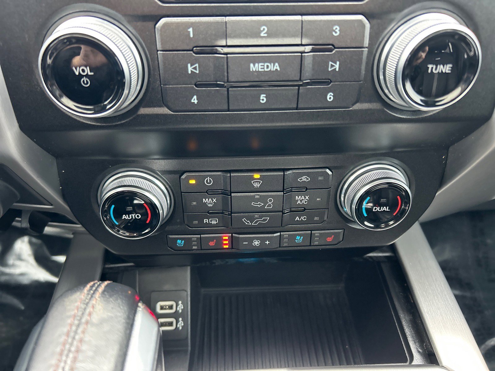 Certified 2019 Ford F150 Platinum w/ Equipment Group 701A Luxury image 29