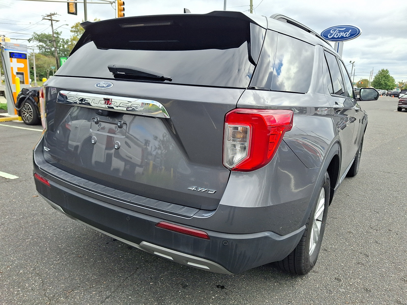 Certified 2023 Ford Explorer XLT w/ Equipment Group 202A AWD/4WD image 10