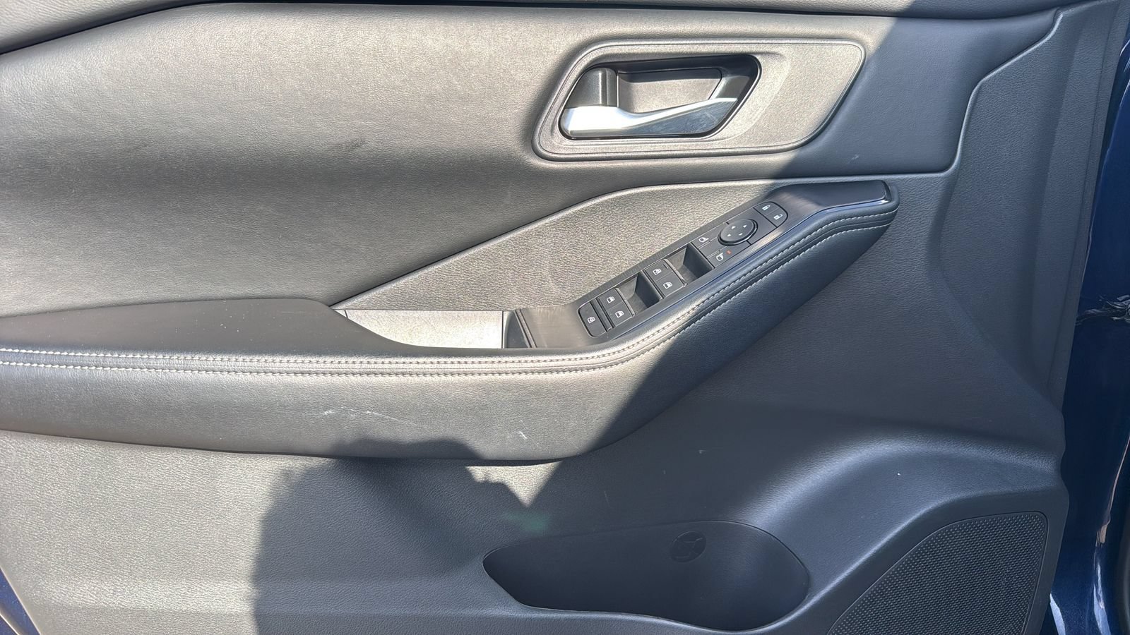 Used 2025 Nissan Rogue SV FWD image 12