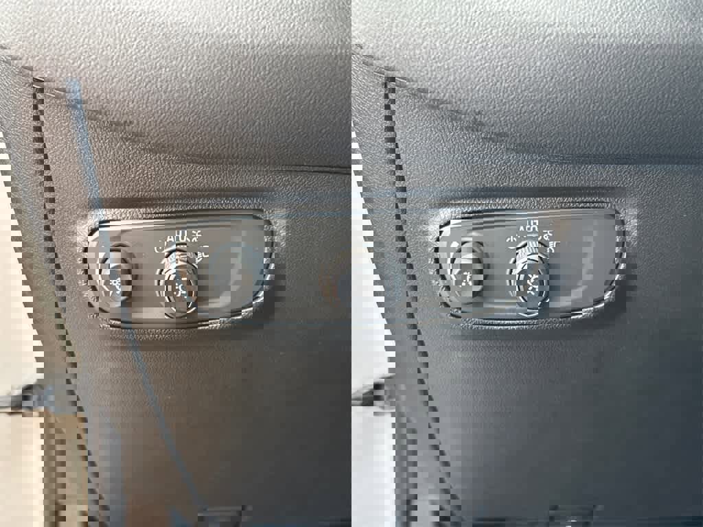 Used 2020 Chevrolet Equinox LT w/ LPO, Floor Liner Package image 31