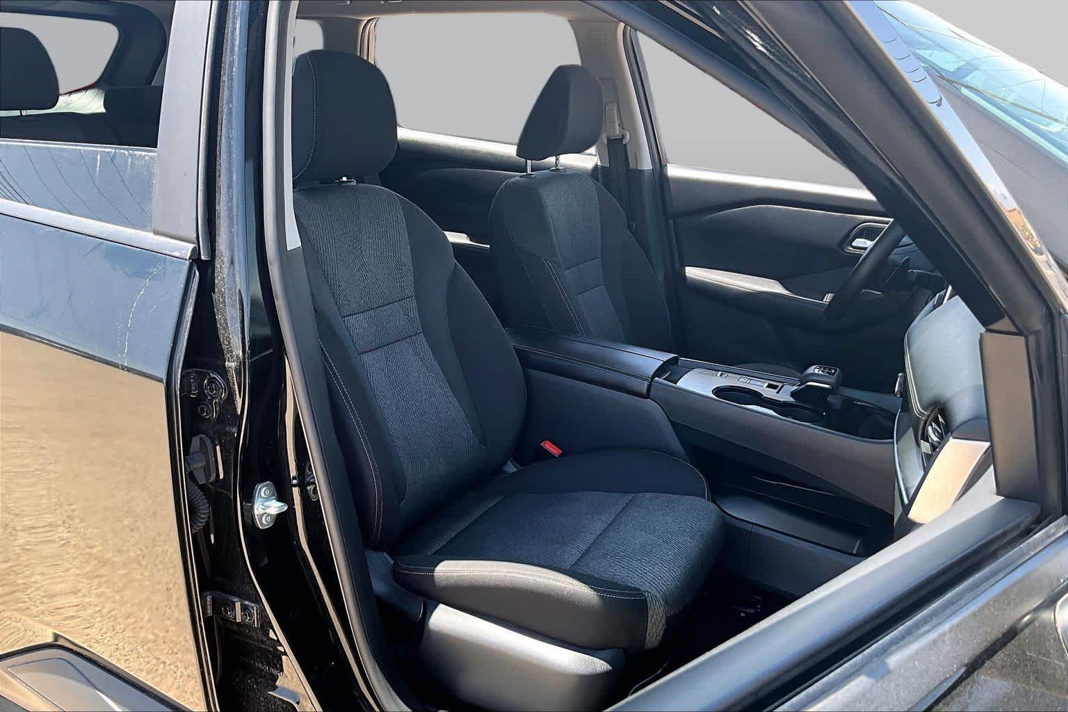 Used 2025 Nissan Rogue SV FWD image 9