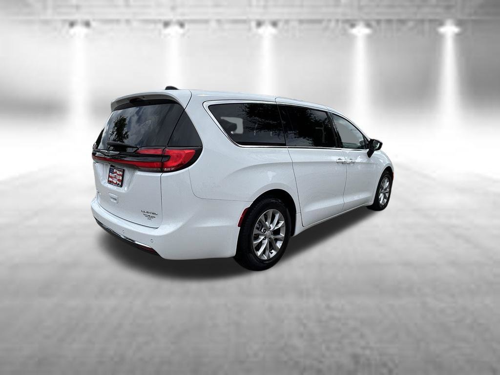 Used 2026 Chrysler Pacifica Limited FWD image 4