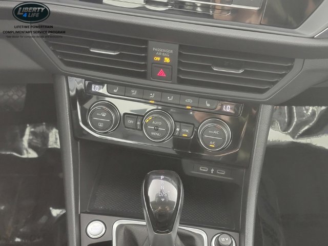 Used 2024 Volkswagen Jetta SE FWD image 25