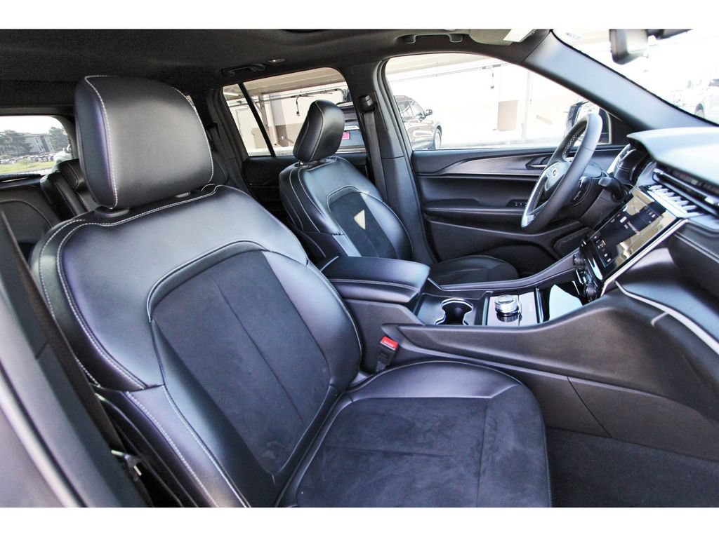 Used 2024 Jeep Grand Cherokee Altitude RWD image 27