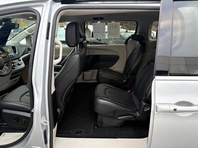 Used 2024 Chrysler Pacifica Touring-L image 25