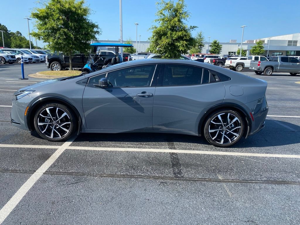 Used 2024 Toyota Prius Prime Premium FWD image 4