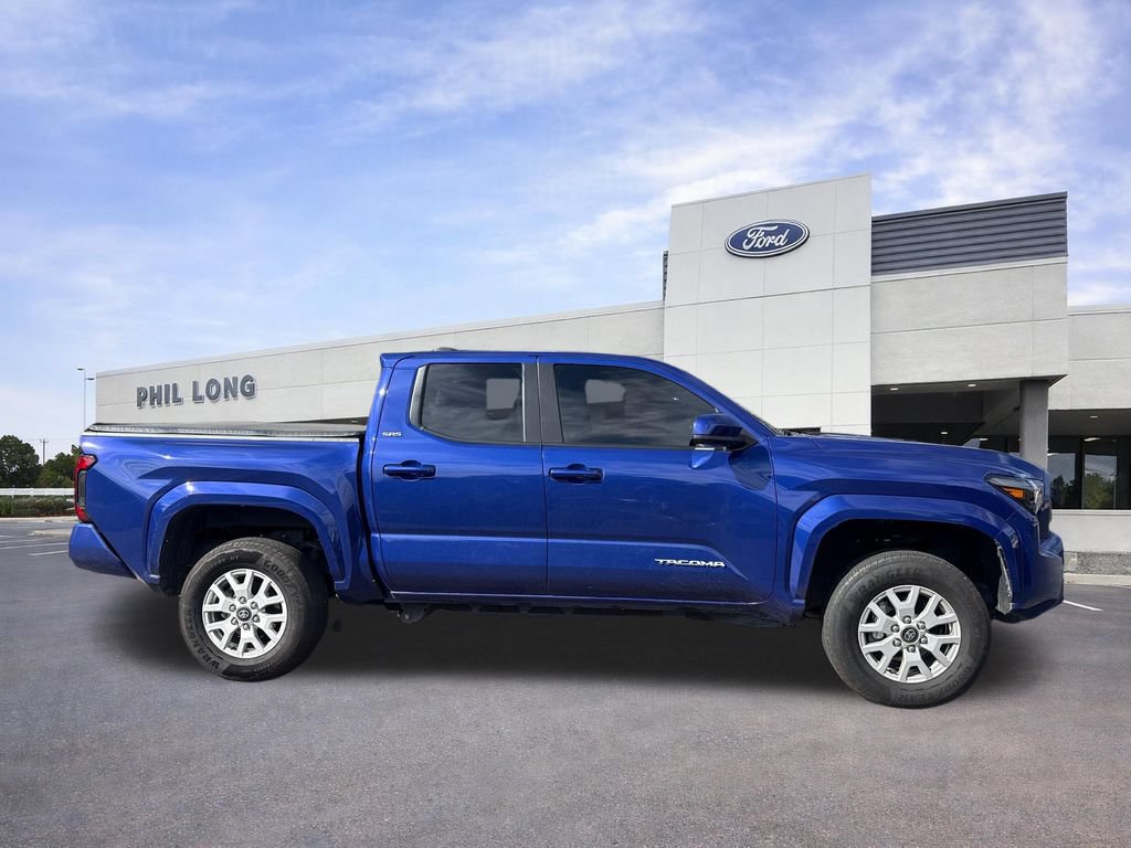 Used 2025 Toyota Tacoma SR5 AWD/4WD image 9