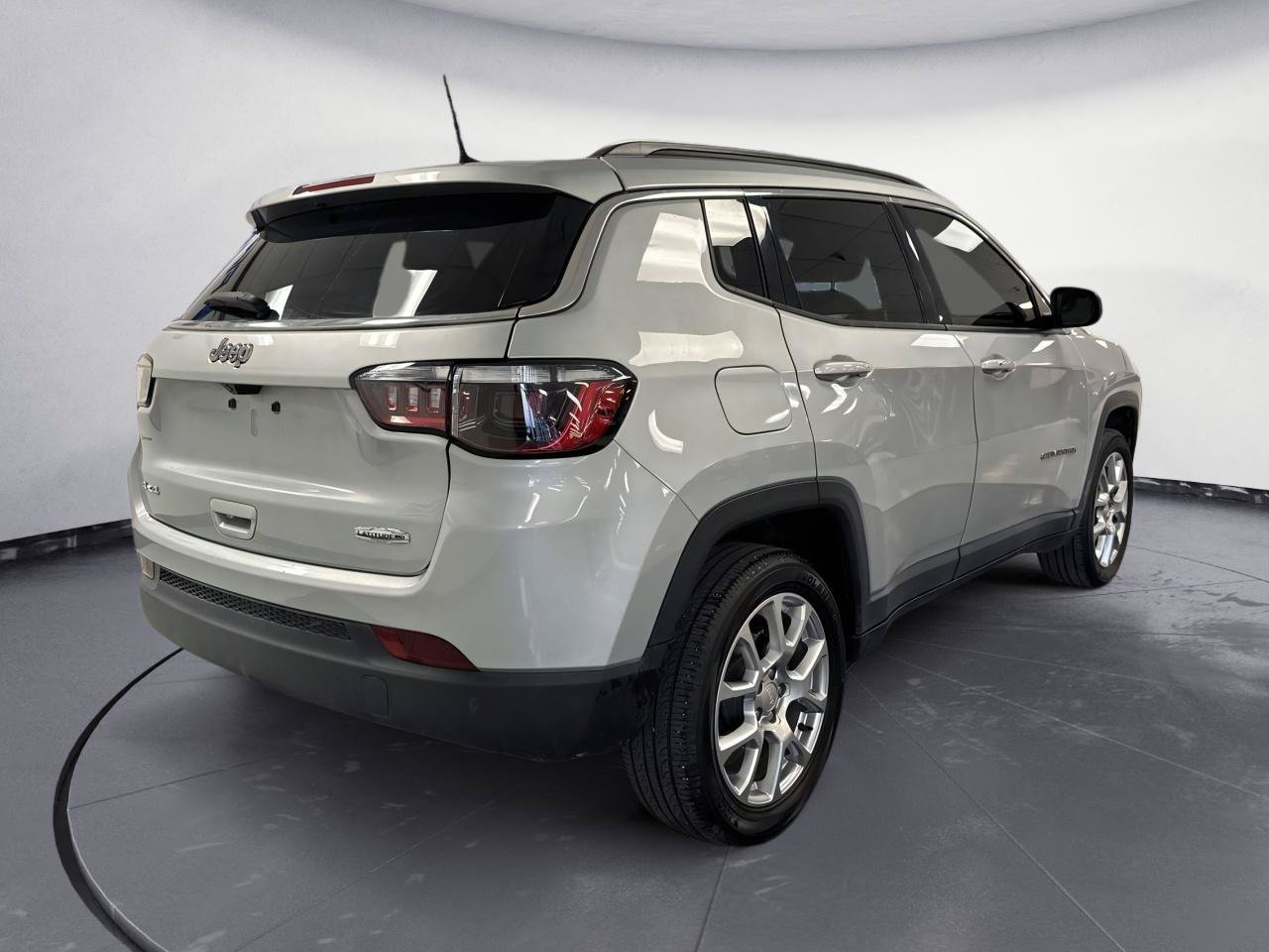 Used 2024 Jeep Compass Latitude AWD/4WD image 8