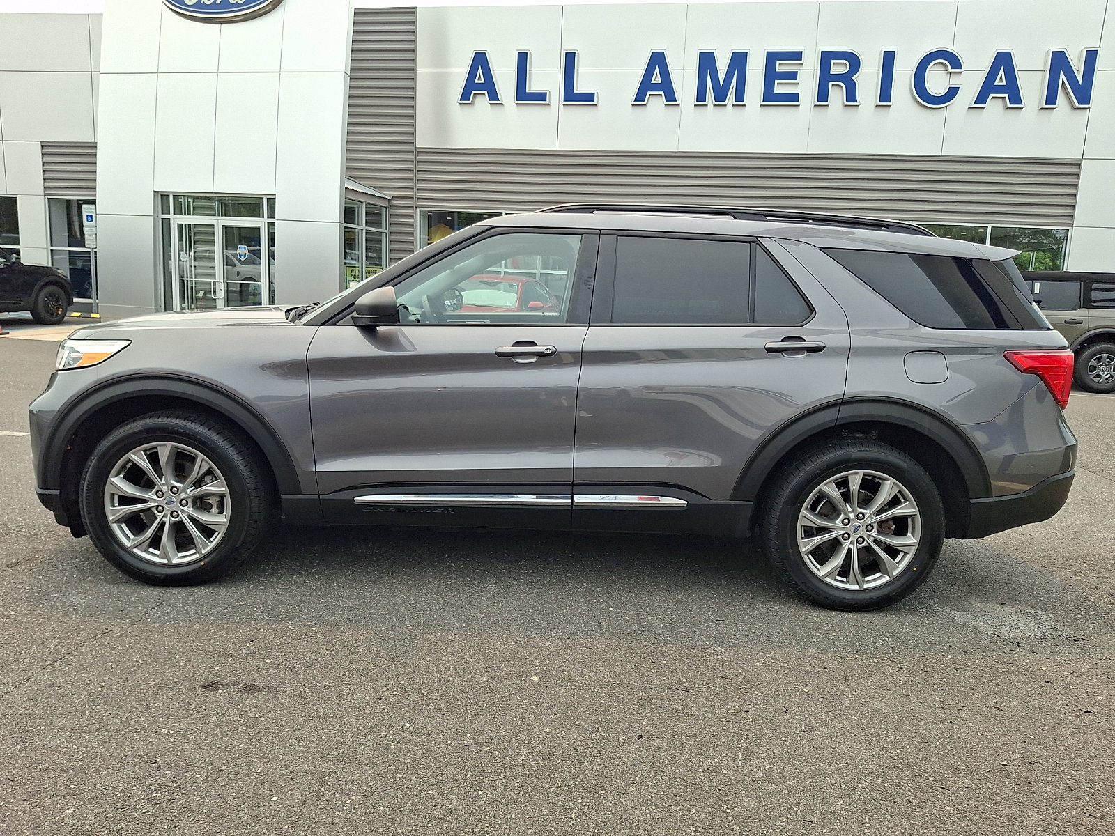Certified 2022 Ford Explorer XLT w/ Equipment Group 202A AWD/4WD image 6