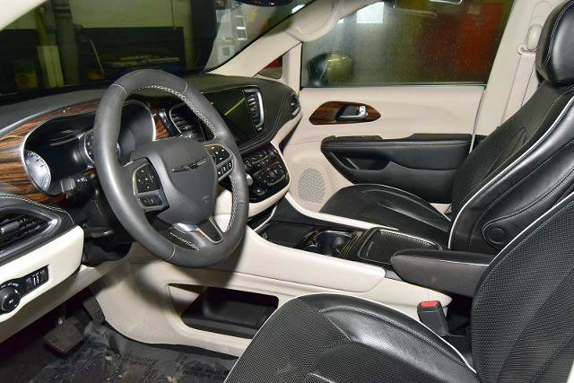 Used 2023 Chrysler Pacifica Limited image 13
