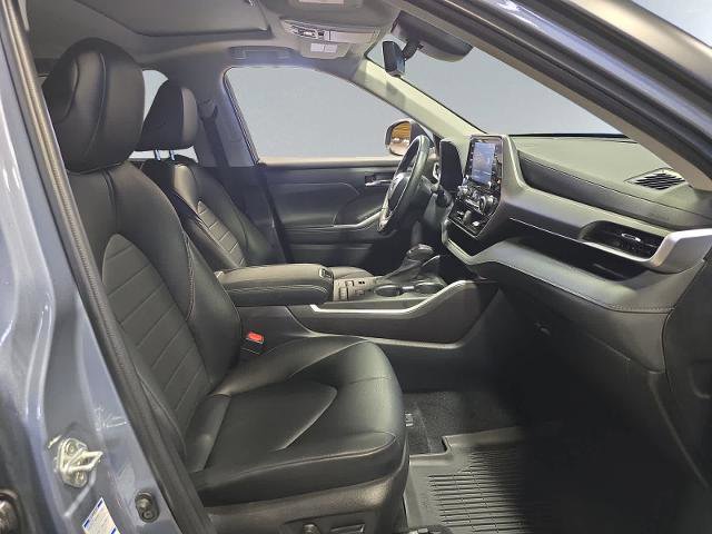 Used 2022 Toyota Highlander XLE AWD/4WD image 19