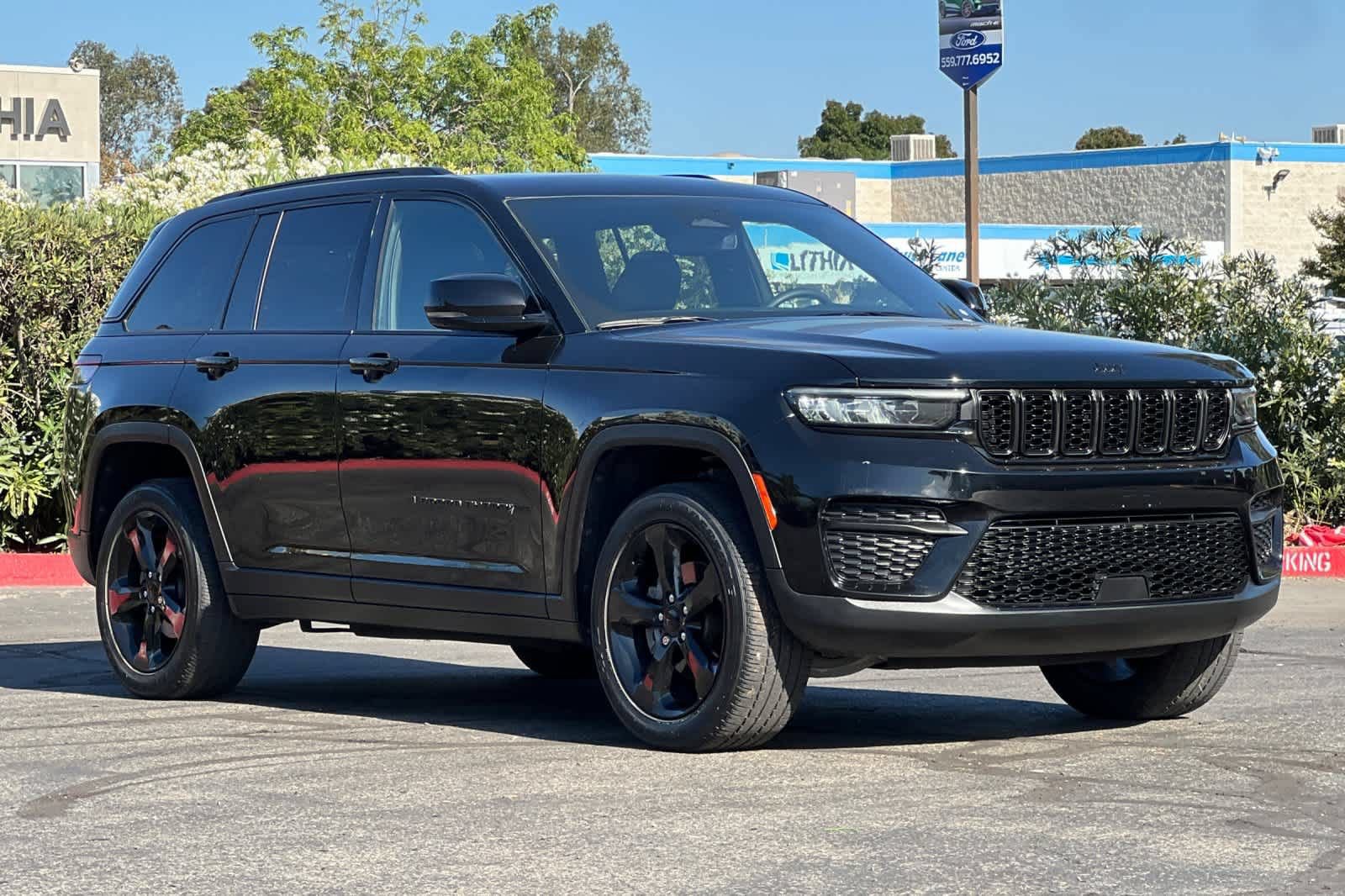 Used 2023 Jeep Grand Cherokee Altitude AWD/4WD image 9