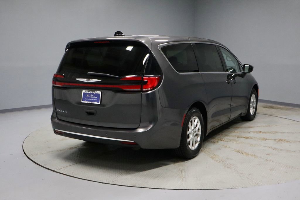 Used 2023 Chrysler Pacifica Touring-L FWD image 11