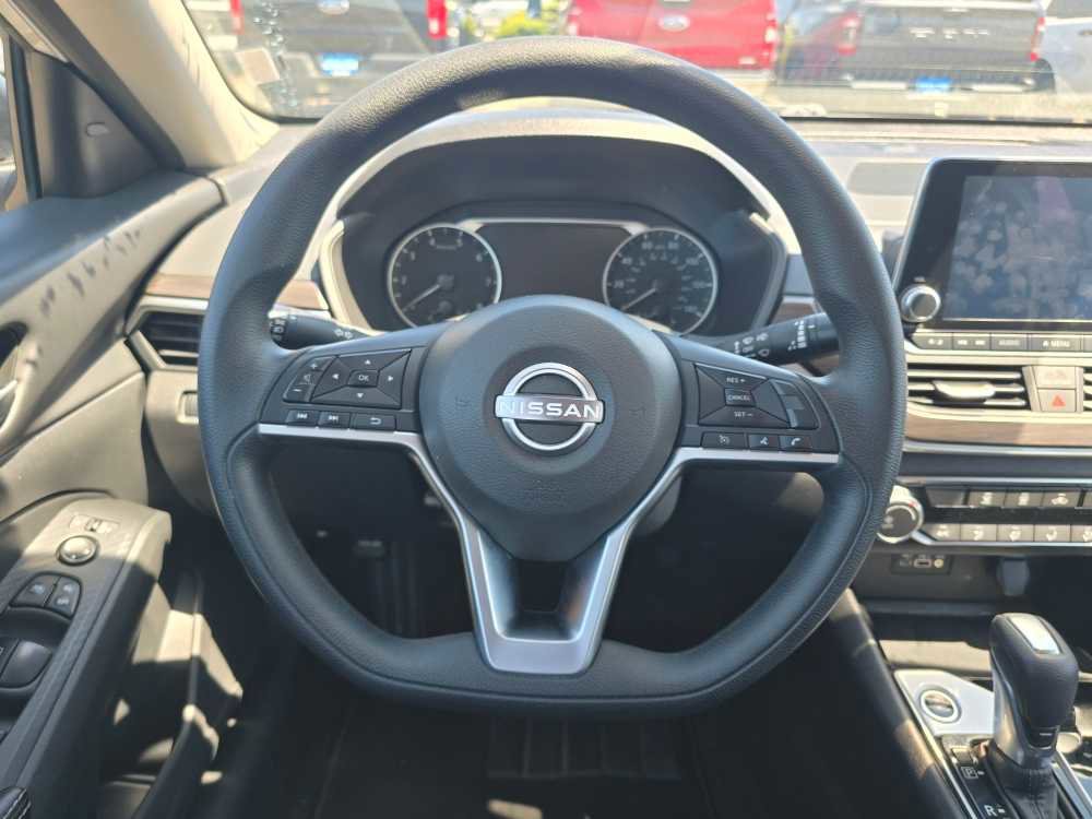 Used 2024 Nissan Altima 2.5 SV FWD image 11