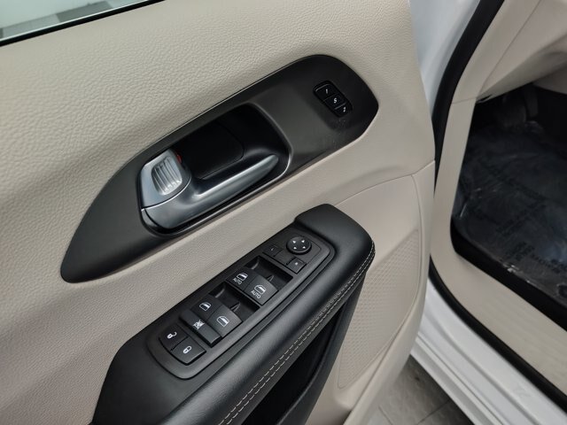 Used 2024 Chrysler Pacifica Limited FWD image 21