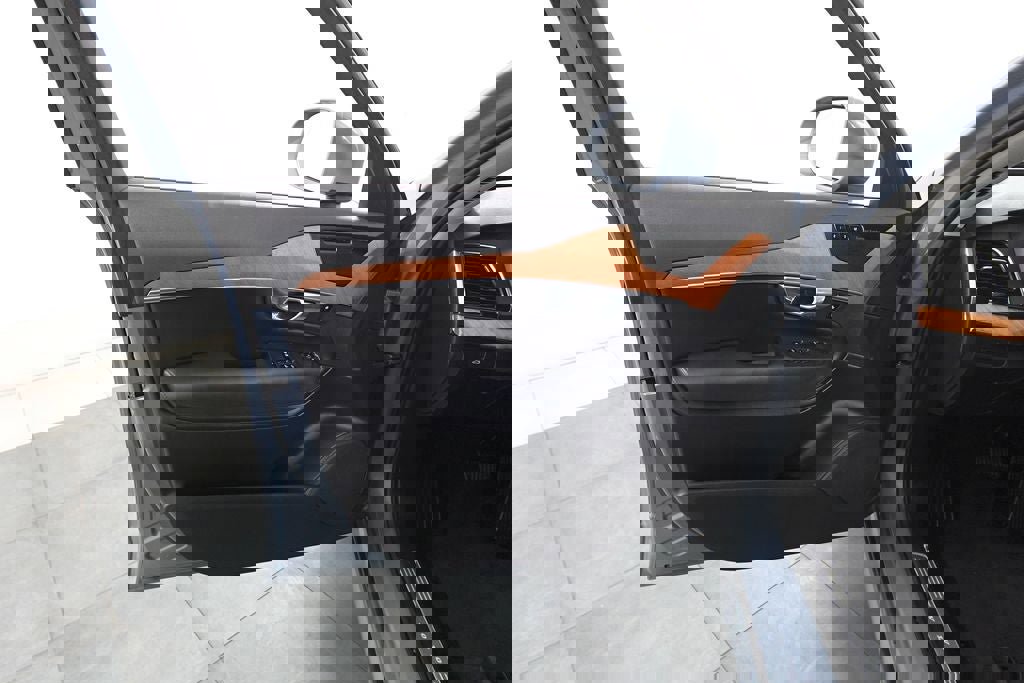 Used 2023 Volvo XC90 B6 Plus image 7