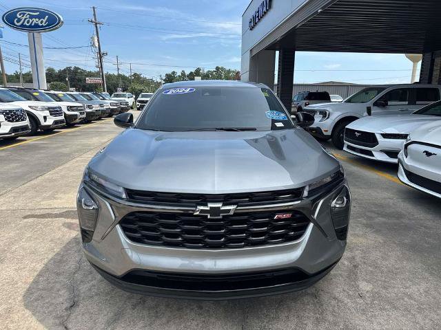 Used 2024 Chevrolet Trax RS FWD image 2