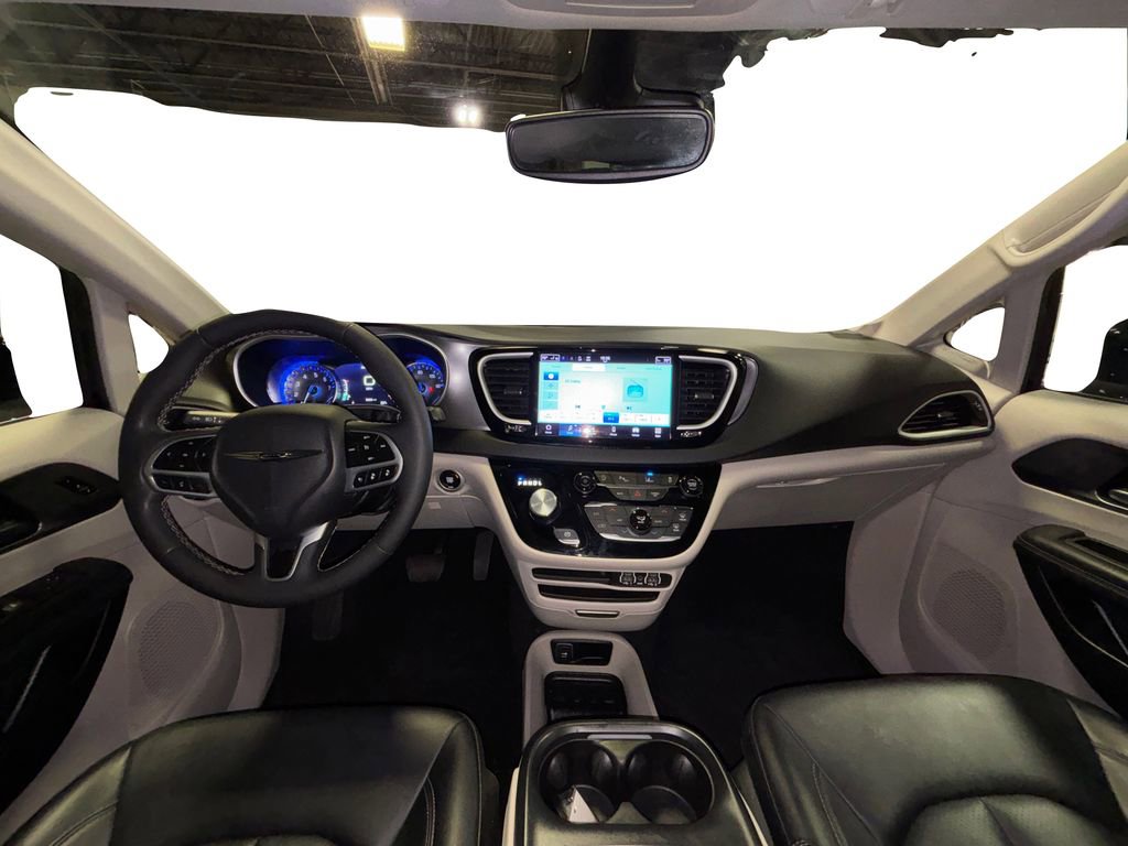 Used 2024 Chrysler Pacifica Touring-L image 10