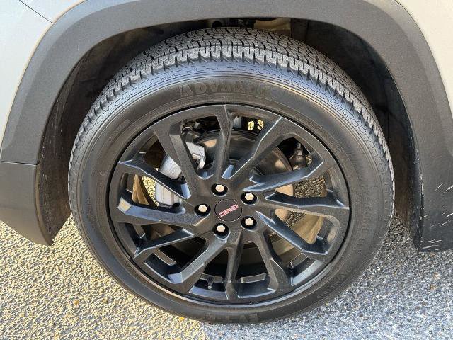 Used 2024 GMC Terrain SLE w/ Driver Convenience Package image 11