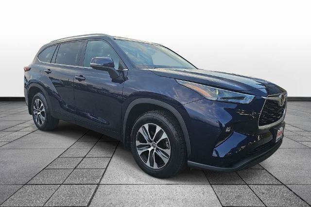 Used 2022 Toyota Highlander XLE AWD/4WD image 3
