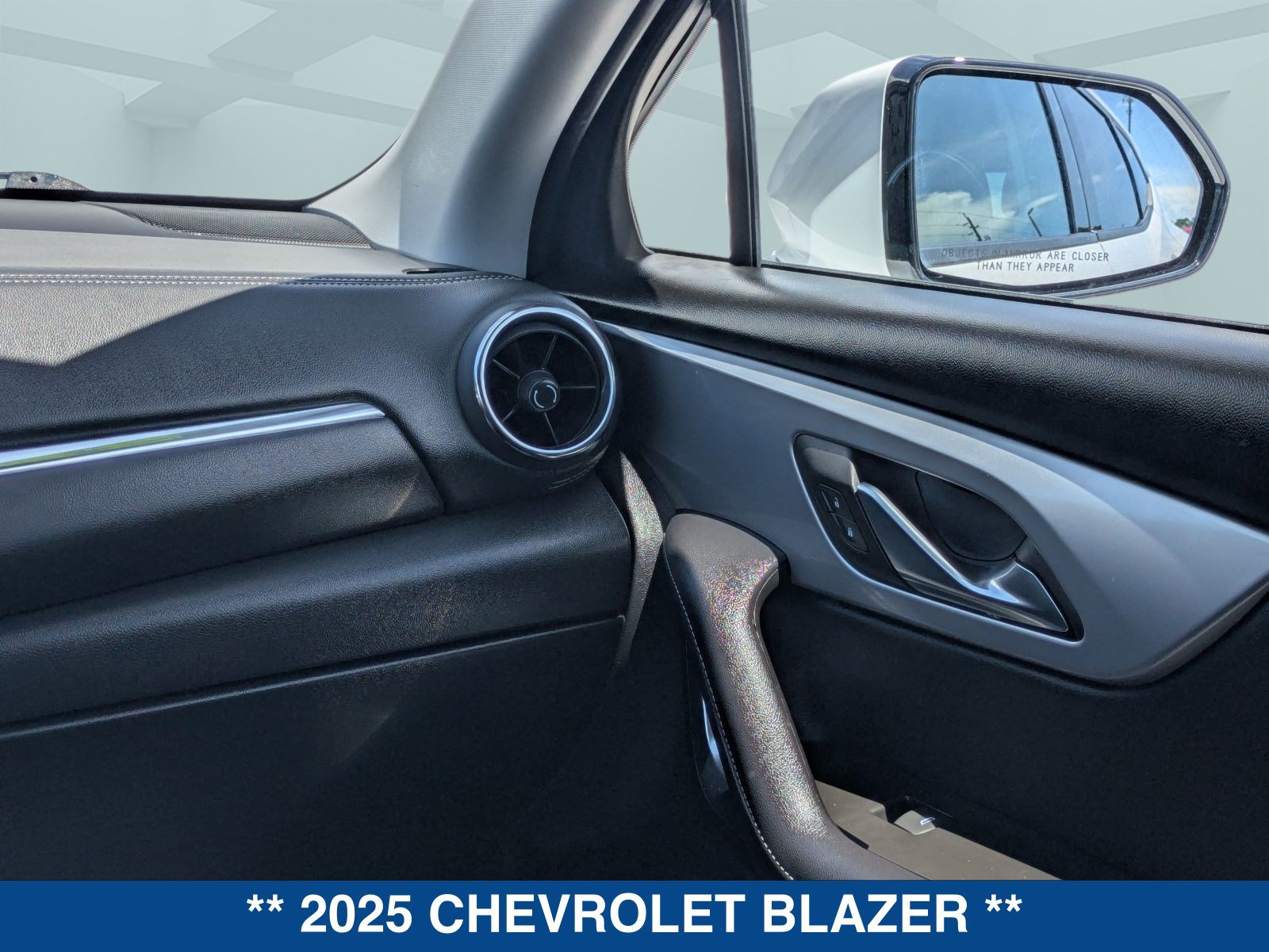 Used 2025 Chevrolet Blazer LT FWD image 18