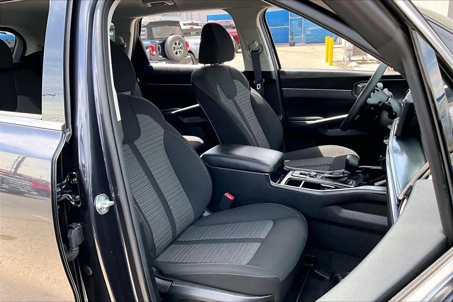 Used 2025 Kia Sorento LX FWD image 9