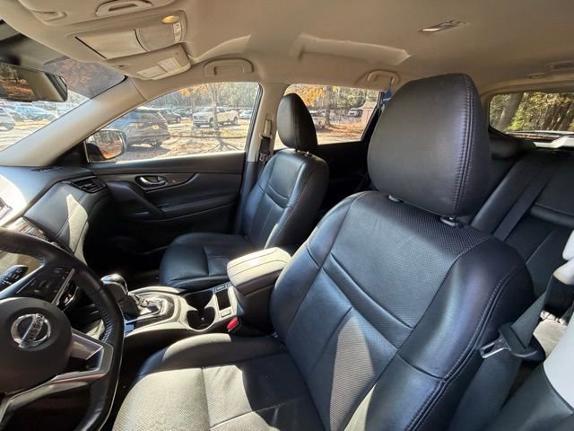 Used 2019 Nissan Rogue SV w/ Premium Package image 16