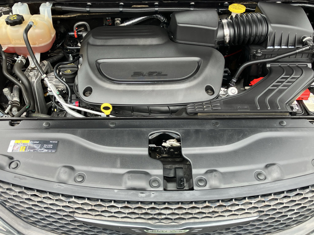 Used 2020 Chrysler Pacifica Touring-L Plus image 40