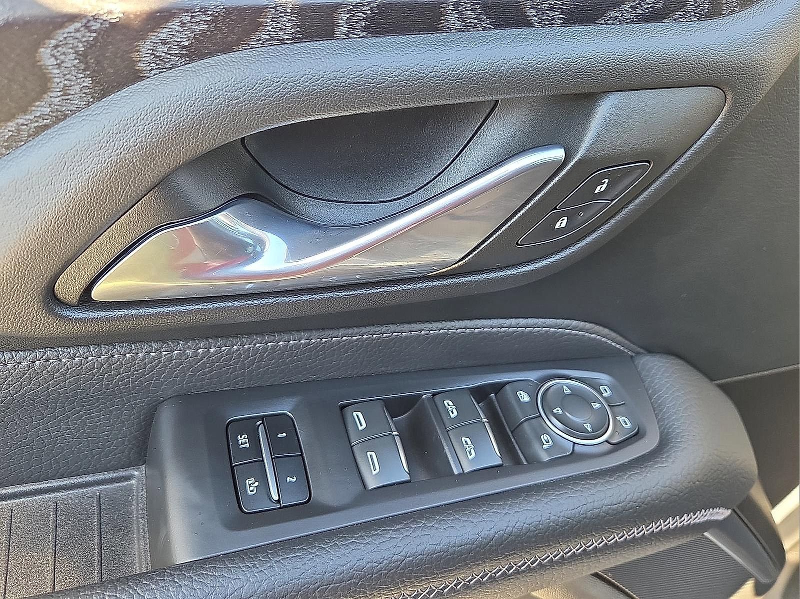 Used 2023 GMC Yukon Denali RWD image 14