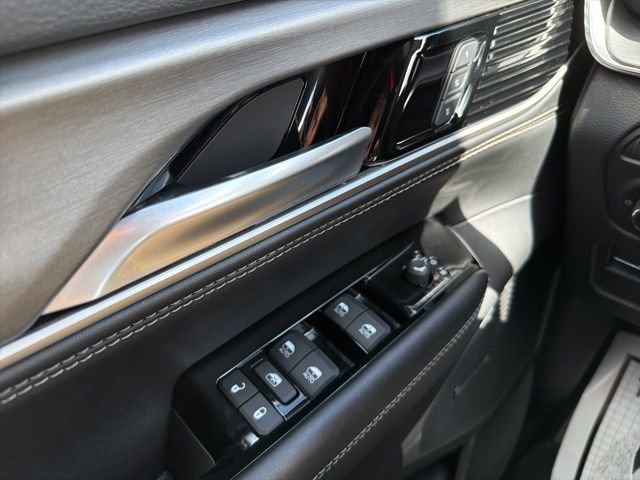 Used 2025 Jeep Wagoneer L 4WD image 4