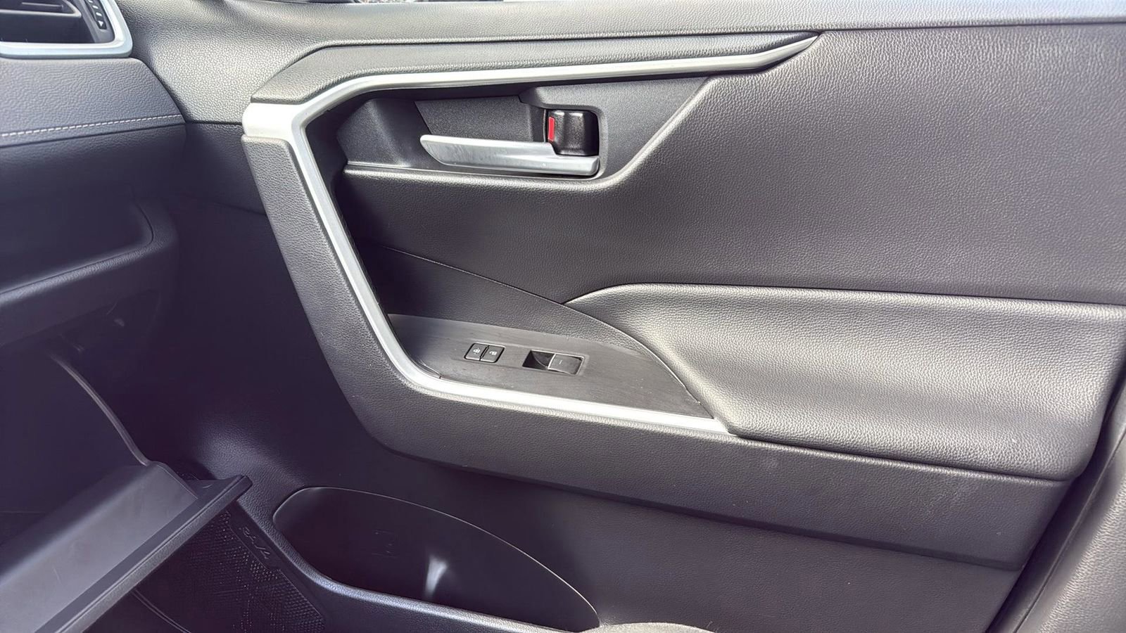 Used 2025 Toyota RAV4 XLE w/ Convenience Package image 24