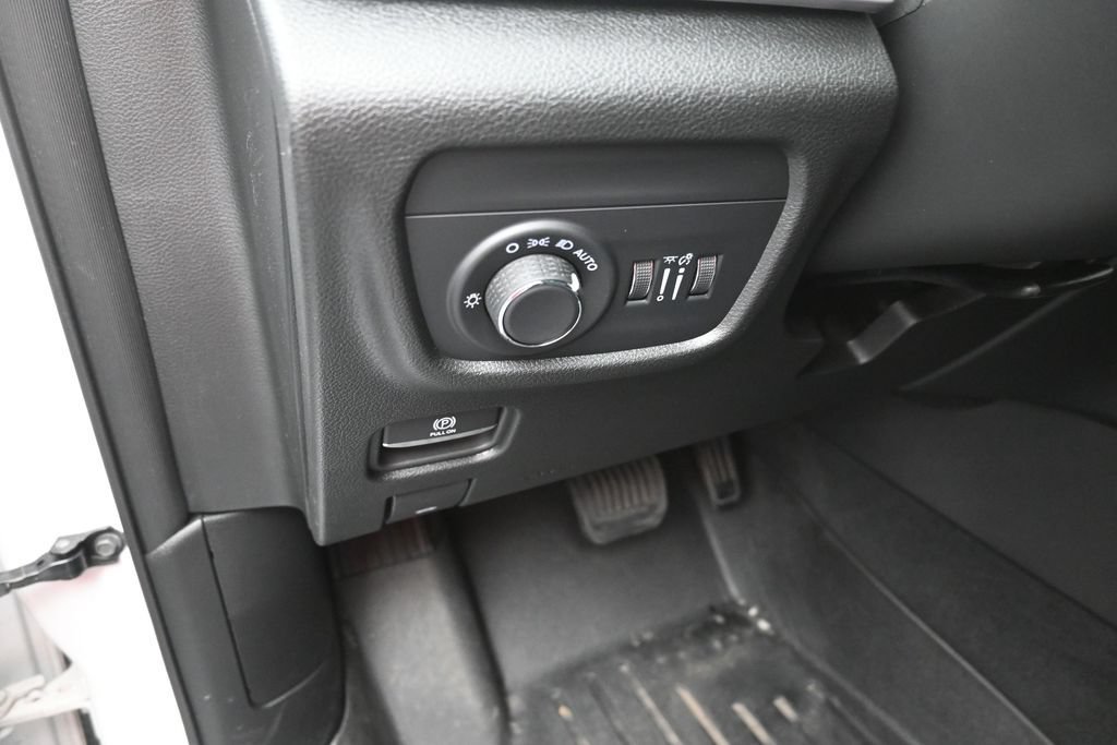 Used 2025 Jeep Grand Cherokee Altitude RWD image 13
