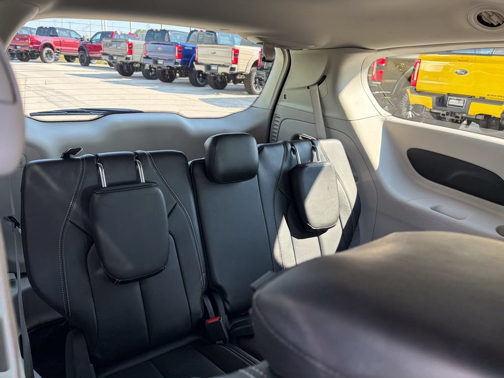 Used 2024 Chrysler Pacifica Touring-L FWD image 19