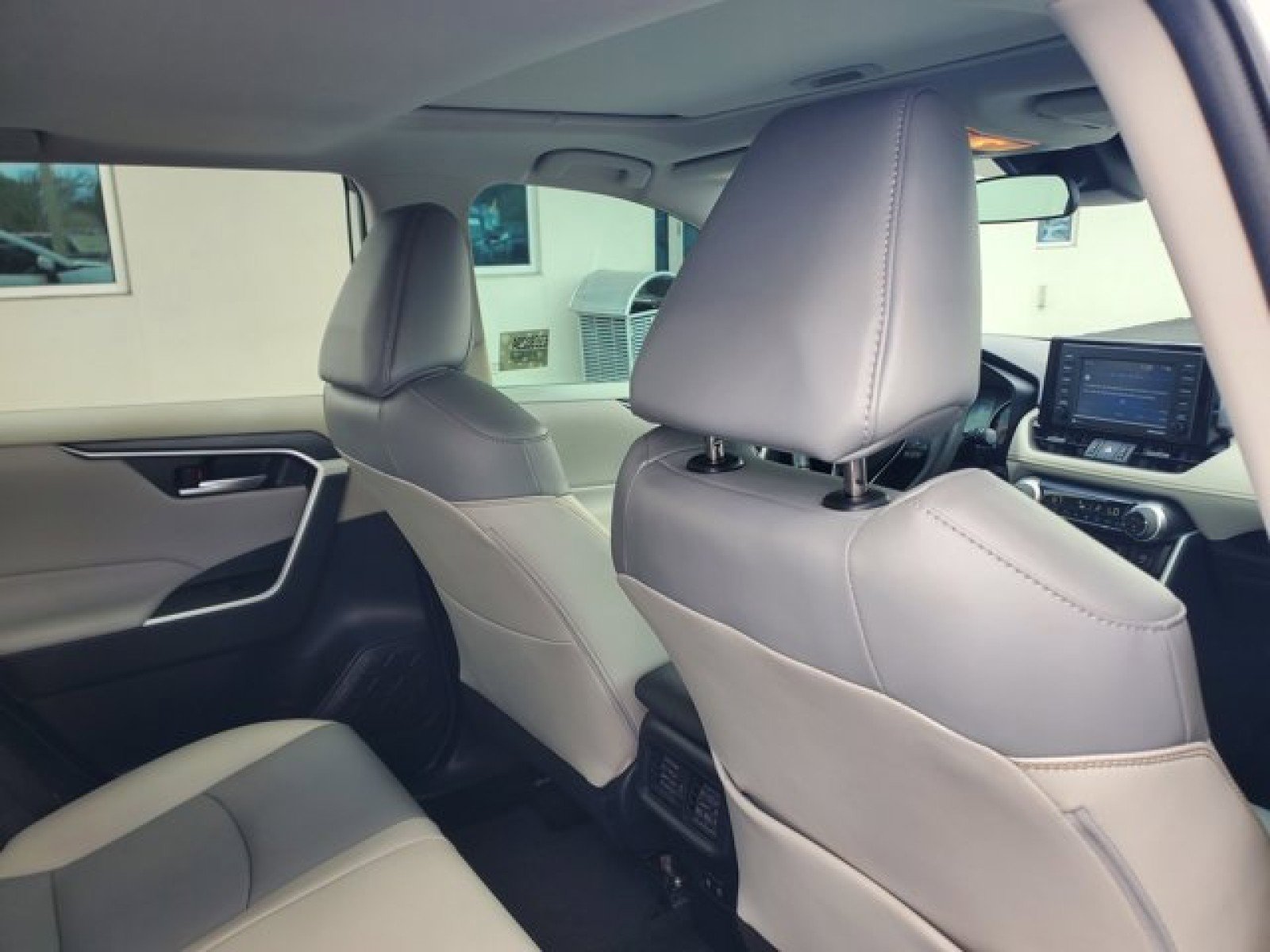 Used 2021 Toyota RAV4 XLE Premium image 33