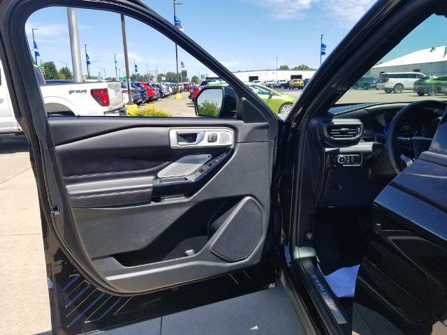 Certified 2023 Ford Explorer Platinum w/ Technology Package AWD/4WD image 10