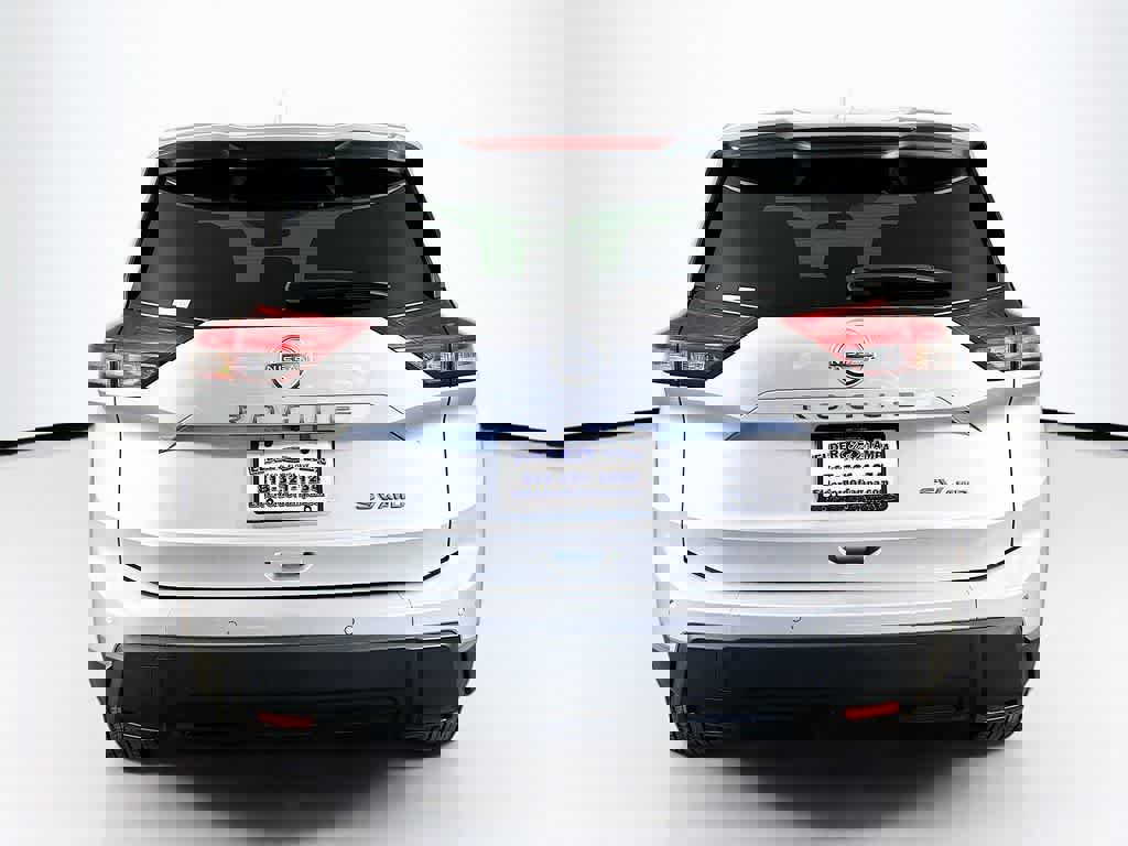 Used 2024 Nissan Rogue SV image 4