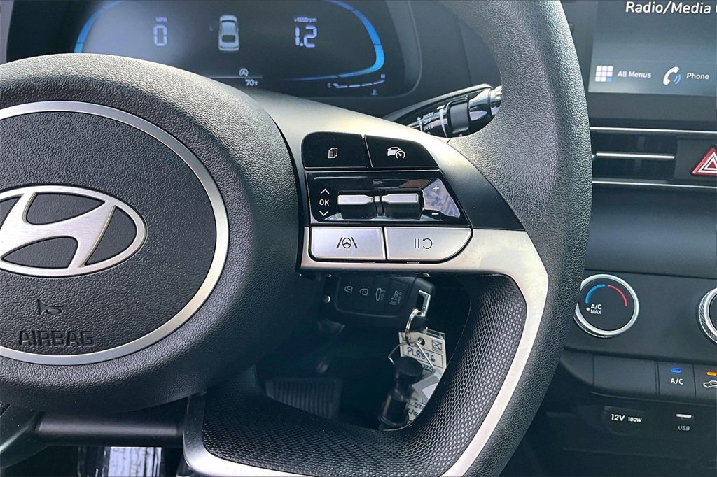 Used 2025 Hyundai Elantra SE w/ Cargo Package image 19