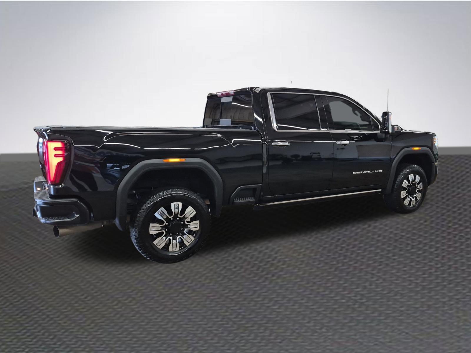 Used 2024 GMC Sierra 3500 Denali w/ Denali Reserve Package AWD/4WD image 4