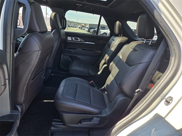 Certified 2025 Ford Explorer Platinum image 9