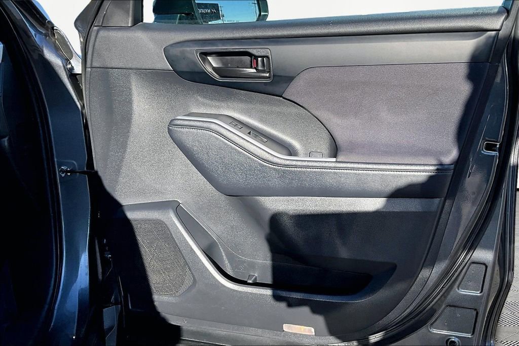 Used 2024 Toyota Highlander LE FWD image 23