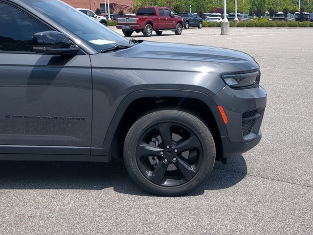 Used 2024 Jeep Grand Cherokee Altitude AWD/4WD image 11