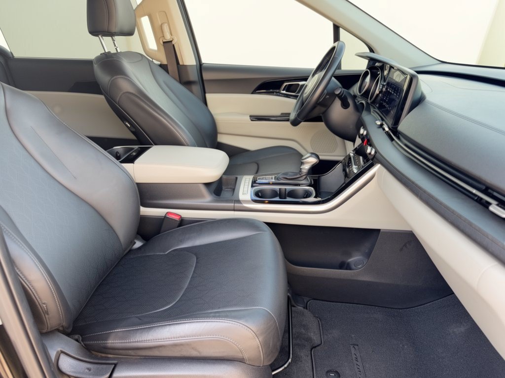 Used 2022 Kia Carnival EX FWD image 30