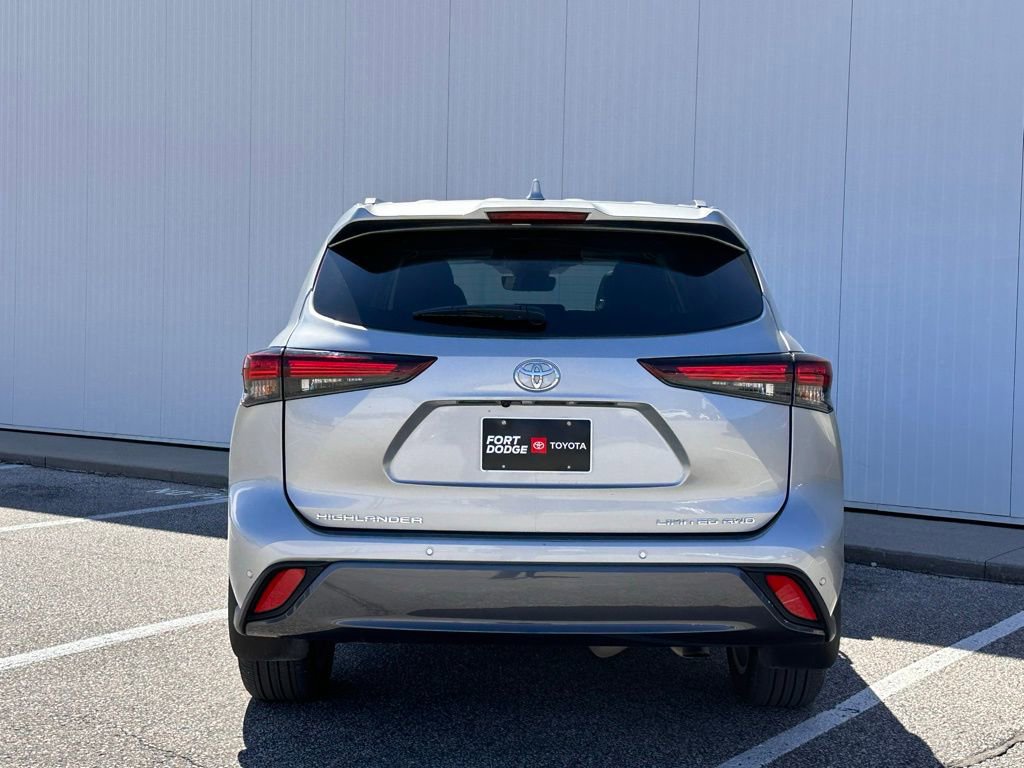 Used 2024 Toyota Highlander Limited AWD/4WD image 2