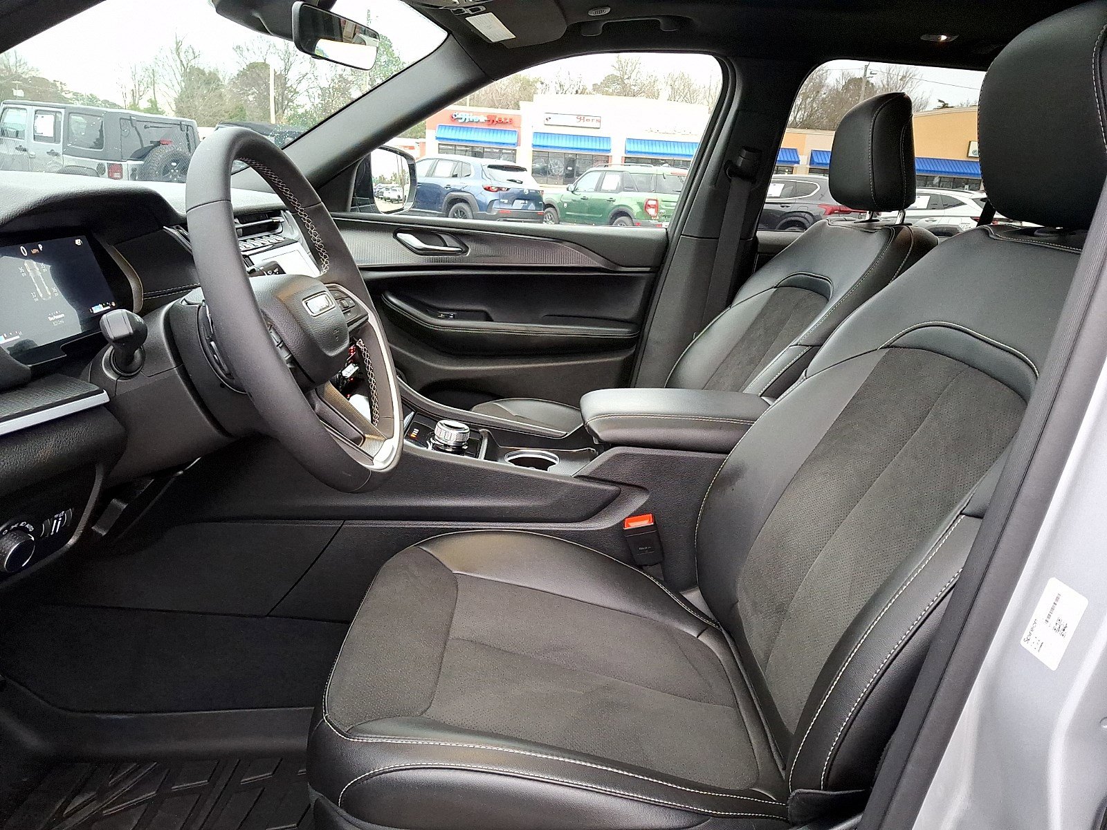 Used 2025 Jeep Grand Cherokee Altitude image 13