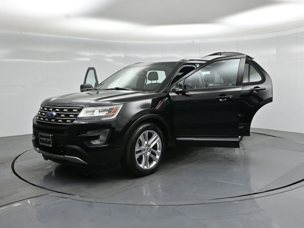 Certified 2017 Ford Explorer XLT w/ Equipment Group 202A image 34